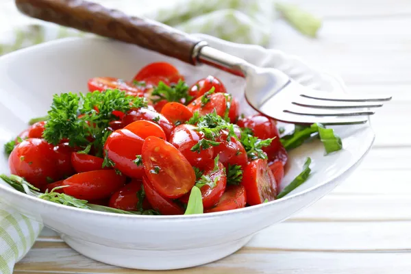 Sallad på små körsbärstomater med persilja och olivolja — Stockfoto