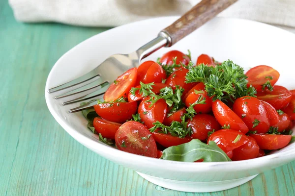 Salada de pequenos tomates cereja com salsa e azeite — Fotografia de Stock
