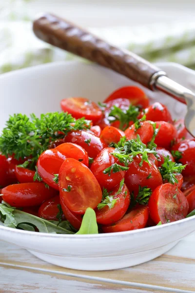 Sałatka małe pomidorki koktajlowe z natką pietruszki i oliwy z oliwek — Zdjęcie stockowe