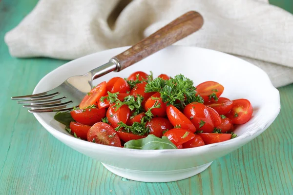 Salat aus kleinen Kirschtomaten mit Petersilie und Olivenöl — Stockfoto