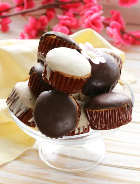 甘いチョコレートのアイシングでカップケーキ — ストック写真