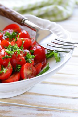 maydanoz ve zeytinyağı ile küçük kiraz domates salatası