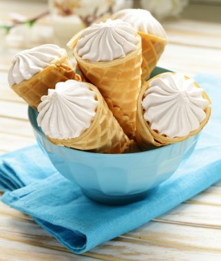 tatlı gofret koni vanilyalı krema ile doldurulmuş