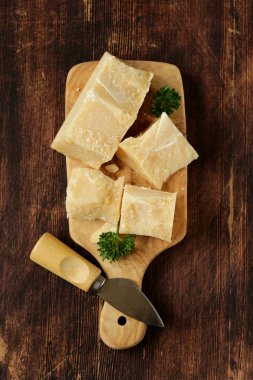 parça ahşap tahta üzerinde doğal parmesan peyniri