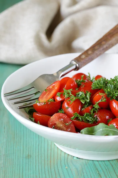 Salada de pequenos tomates cereja com salsa e azeite — Fotografia de Stock