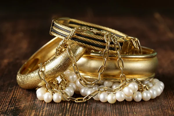 Joyas de oro y perlas sobre fondo de madera vintage —  Fotos de Stock
