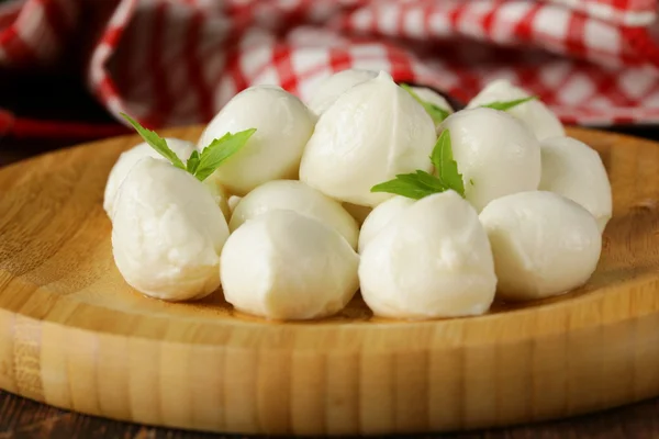 Petites boules de fromage mozzarella aux feuilles de basilic — Photo