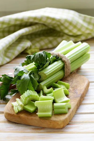 Sedano verde tritato su una tavola di legno cucina — Foto Stock