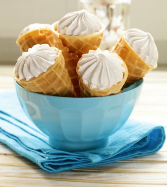 tatlı gofret koni vanilyalı krema ile doldurulmuş