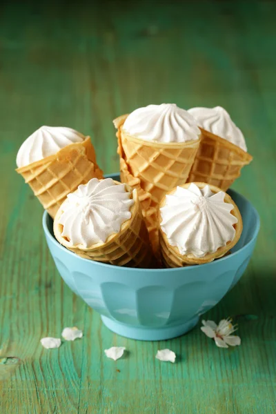 Cono di wafer dolce ripieno di crema alla vaniglia — Foto Stock