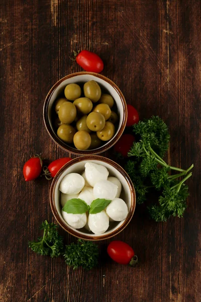 Italian still life - olives, mozzarella cheese, tomatoes — Stock Photo, Image