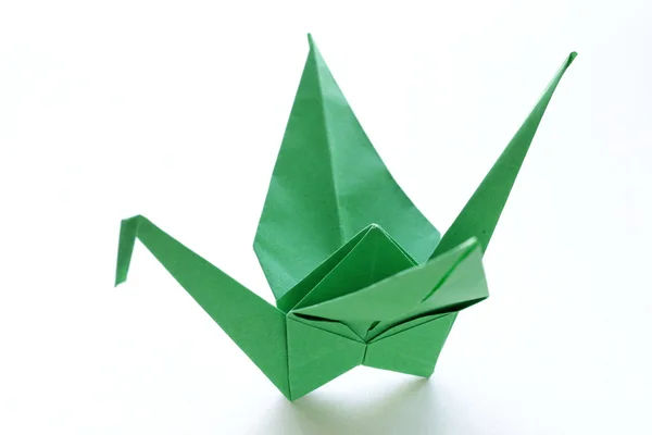 白い背景の上の緑の紙折り紙の鳥 — ストック写真