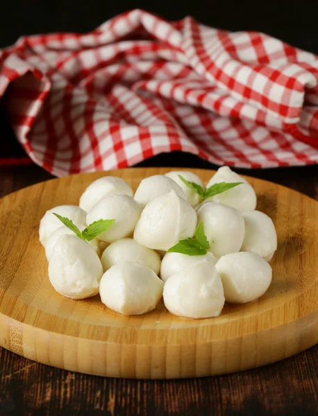 Kleine ballen mozzarella kaas met basilicum bladeren — Stockfoto