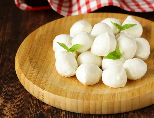 Pequeñas bolas de queso mozzarella con hojas de albahaca —  Fotos de Stock