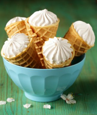 tatlı gofret koni vanilyalı krema ile doldurulmuş