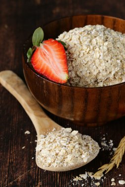 çilek ahşap bir tabloda, sağlıklı bir diyet ile organik yulaf gevreği