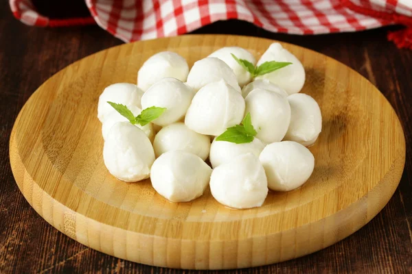 Petites boules de fromage mozzarella aux feuilles de basilic — Photo