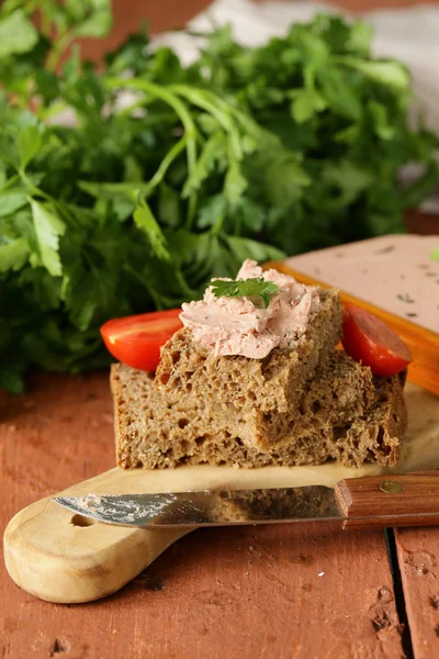 Wątroby wyśmienity pasztet z czarny chleb żytni rustykalny — Zdjęcie stockowe