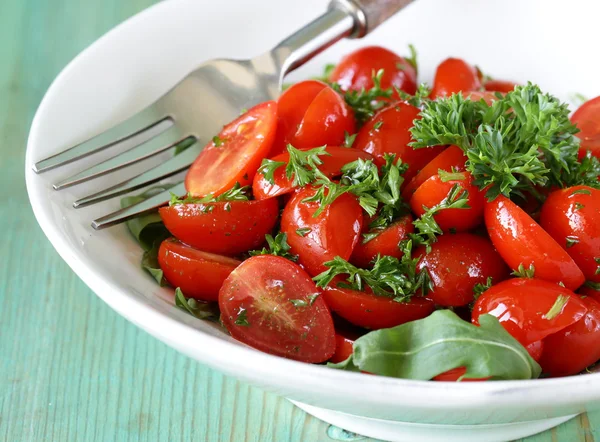 Salada de pequenos tomates cereja com salsa e azeite — Fotografia de Stock