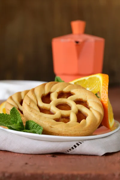 Mini dessert taartjes met sinaasappel op houten tafel — Stockfoto