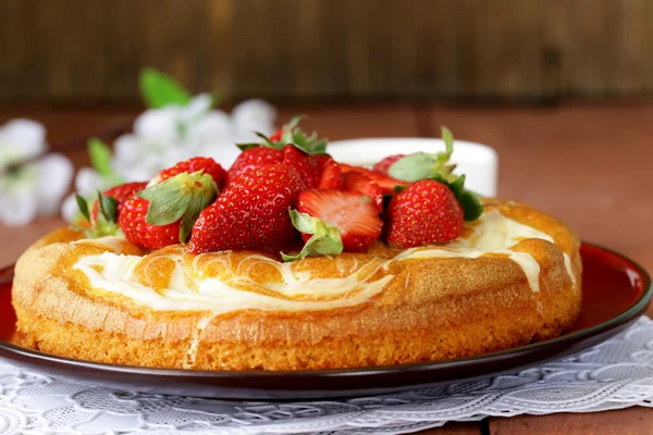 Tarta de vainilla con fresas frescas - pasteles de verano —  Fotos de Stock