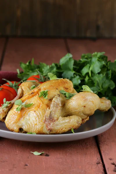 Pollo asado casero con hierbas y especias — Foto de Stock