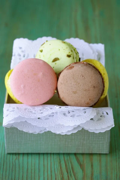 Franska mångfärgade macaroons cookies på en vintage trä bakgrund — Stockfoto