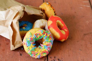 Donuts ahşap arka plan üzerinde renkli sır ile