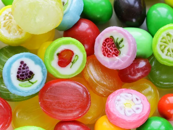 Caramelle di frutta al caramello colorato su sfondo bianco — Stockfoto