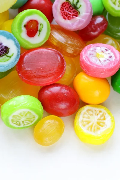 Bonbons aux fruits caramel colorés sur fond blanc — Photo