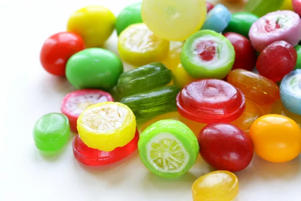 Caramelle di frutta al caramello colorato su sfondo bianco — Stockfoto