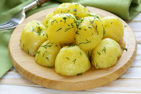 Batatas orgânicas frescas cozidas com o óleo e endro — Fotografia de Stock