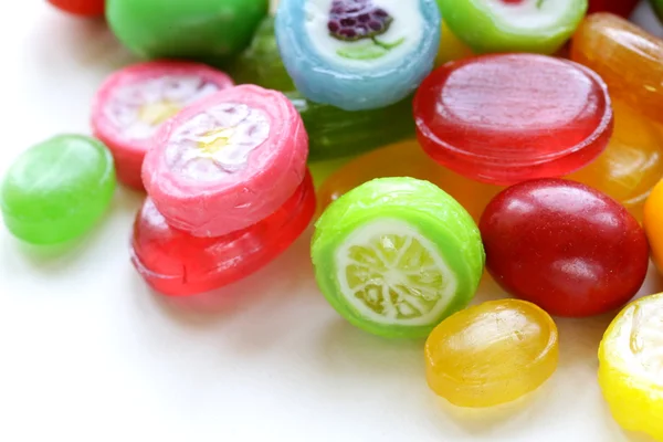 Caramelle di frutta al caramello colorato su sfondo bianco — Stockfoto