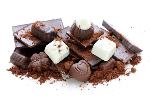ช็อคโกแลตและของหวานหลากหลายชนิดบนพื้นหลังสีขาว — ภาพถ่ายสต็อก
