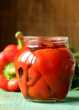 bir cam kavanoza ızgara kırmızı dolmalık biber