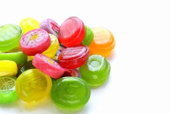 Farbige Karamell-Fruchtbonbons auf weißem Hintergrund — Stockfoto