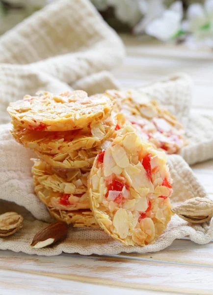 Cookies från mandel kronblad och torkade körsbär — Stockfoto