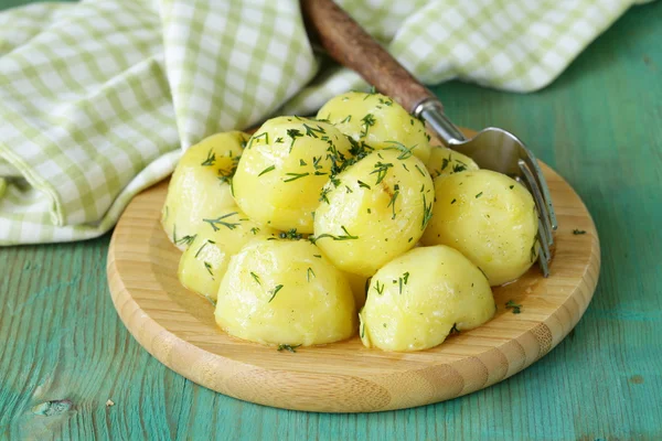 Batatas orgânicas frescas cozidas com o óleo e endro — Fotografia de Stock