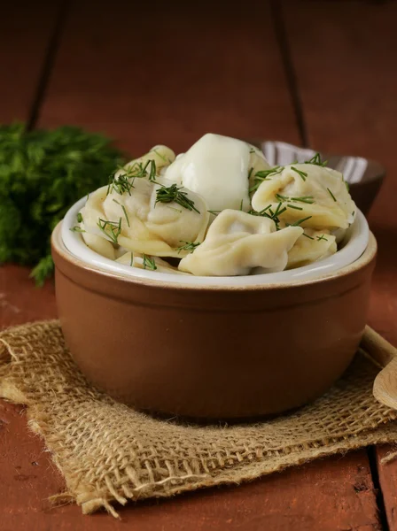 Bolinhos russos tradicionais servidos com endro e creme azedo — Fotografia de Stock