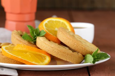 Mini tatlı tart ile portakal ahşap tablo