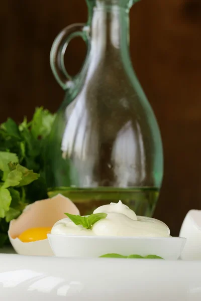 Salsa natural de mayonesa de huevo en un bol blanco — Foto de Stock