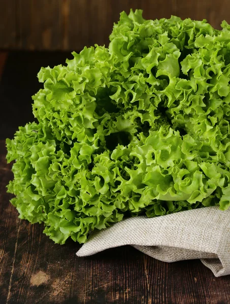 Grande alface verde orgânica fresca em um fundo de madeira — Fotografia de Stock