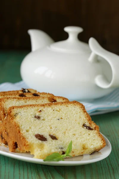 Fruitcake met rozijnen op de plaat — Stockfoto