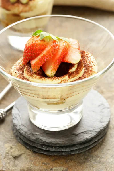 Italiaanse dessert tiramisu versierd met aardbeien in een glazen bekerglas — Stockfoto