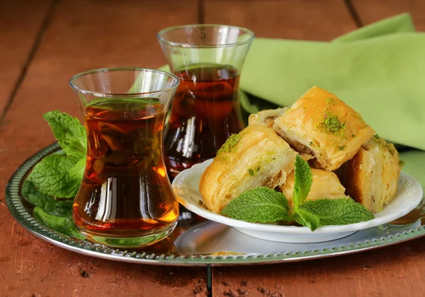 Traditionelles türkisches arabisches Dessert - Baklava mit Honig und Pistazien — Stockfoto