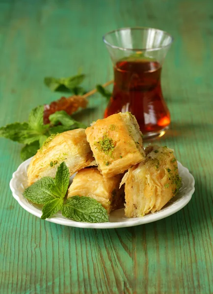 Traditionelles türkisches arabisches Dessert - Baklava mit Honig und Pistazien — Stockfoto