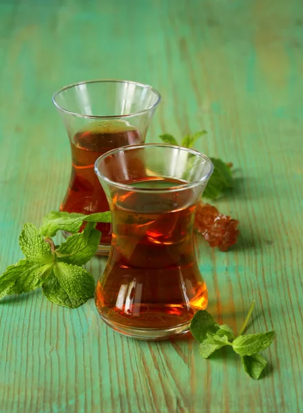Traditionele Arabische Turkse thee geserveerd met verse munt — Stockfoto