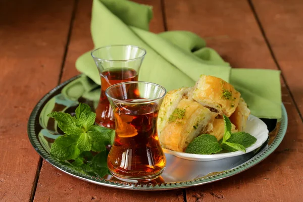 Παραδοσιακό αραβικό τουρκικό τσάι που σερβίρεται με φρέσκο δυόσμο — Stock fotografie