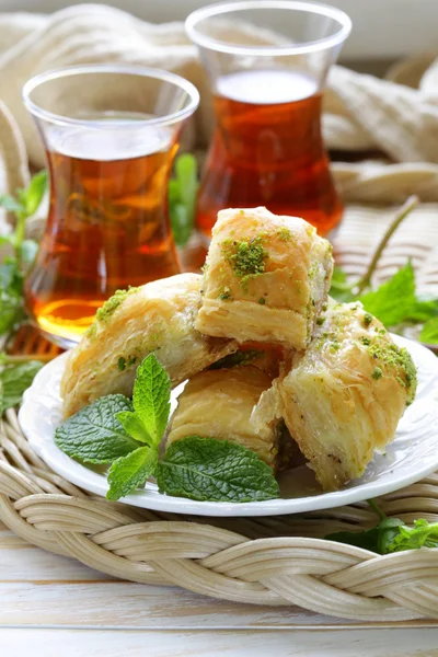 Geleneksel Türk Arap tatlı - bal ve antep fıstığı ile baklava — Stok fotoğraf