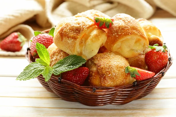 Sweet muffins with strawberries and sugar - homemade pastries — Stock Photo, Image